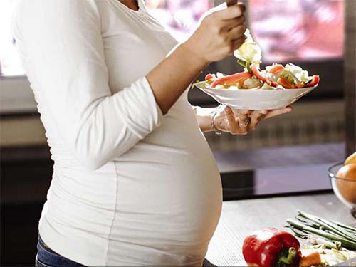 Bà mẹ mang thai vẫn nên duy trì chế độ ăn bình thường trước khi chọc ối